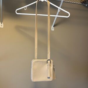 Minitmute crossbody. Off white/beige. Adjustable strap. Brushed gold hardware